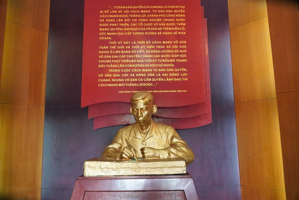 Đoàn công tác của báo Pháp Luật TP. HCM dâng hương tưởng niệm cố Tổng Bí thư Trần Phú - 9.jpg