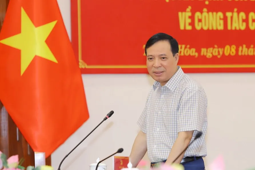 Phó Bí thư Thường trực Tỉnh ủy tỉnh Thanh Hóa ông Lại Thế Nguyên phát biểu giao nhiệm vụ cho hai đồng chí vừa được bổ nhiệm. Ảnh: MINH HIẾU Thanh Hóa có tân Trưởng Ban Nội chính Tỉnh ủy và Phó Giám đốc Sở NN&PTNT - 1.jpg
