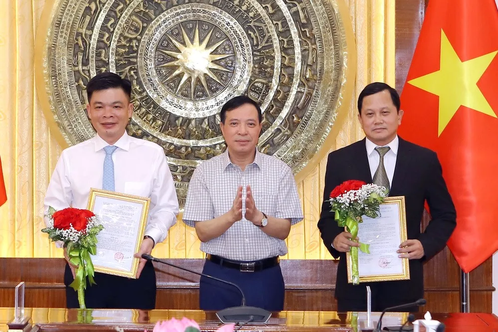 Phó Bí thư Thường trực Tỉnh ủy tỉnh Thanh Hóa ông Lại Thế Nguyên trao quyết định, tặng hoa chúc mừng hai cán bộ được bổ nhiệm. Ảnh: MINH HIẾU Thanh Hóa có tân Trưởng Ban Nội chính Tỉnh ủy và Phó Giám đốc Sở NN&PTNT -.jpg