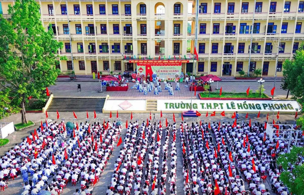 Do có sự nhầm lẫn trong quá trình hồi phách ở Thanh Hóa, thí sinh từ thi trượt trở thành thủ khoa lớp 10 THPT Lê Hồng Phong khiến việc học của em bị ảnh hưởng. Tìm trường mới cho cho thí sinh thi từ thi trượt trở thành thủ khoa lớp 10 .jpg