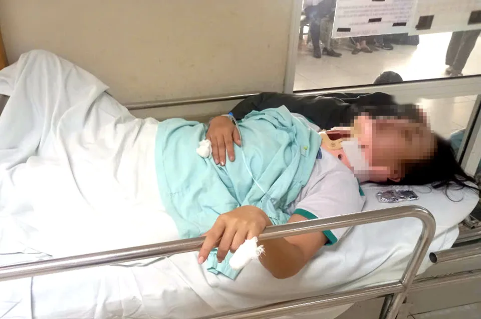Nữ sinh lớp 11 bị đánh gãy đốt sống cổ ở Thanh Hóa, tạm cho 6 HS liên quan nghỉ học.jpeg