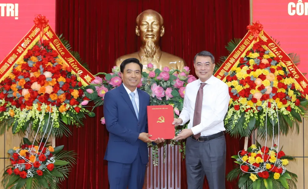 Ông Lê Minh Hưng, Trưởng Ban Tổ chức Trung ương, trao quyết định của Bộ Chính trị cho ông Nguyễn Doãn Anh, tân Bí thư Tỉnh ủy Thanh Hóa. Ảnh: ĐẶNG TRUNG 1- Thượng tướng Nguyễn Doãn Anh làm Bí thư Tỉnh ủy Thanh Hóa - -2.JPG
