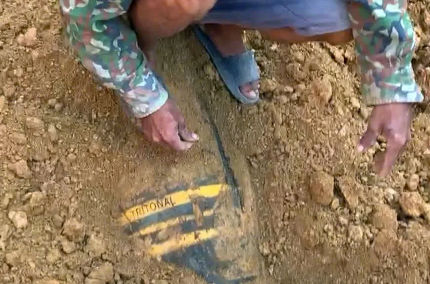 Đang thi công đường liên xã thì phát hiện quả bom lớn ở Thanh Hóa2.jpg