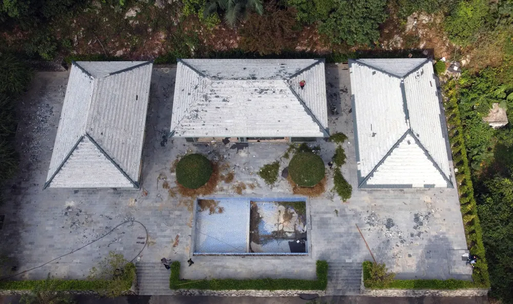 Cận cảnh tháo dỡ công trình xây dựng trái phép trên đất quốc phòng -.jpg