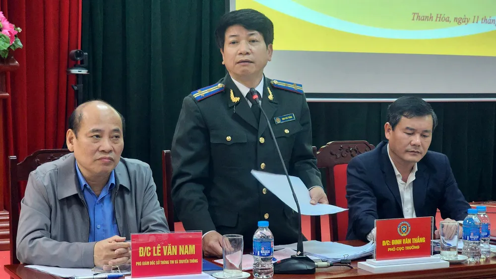 Ông Đinh Văn Thắng Phó Cục trưởng Cục THADS tỉnh Thanh Hóa thông tin tại cuộc họp báo về việc cưỡng chế dự án Trường tiểu học và Trường THCS Thanh Hoa. Ảnh: ĐẶNG TRUNG Cưỡng chế dự án xây dừng trường học trên đất vàng ở Thanh Hóa - 12.jpg
