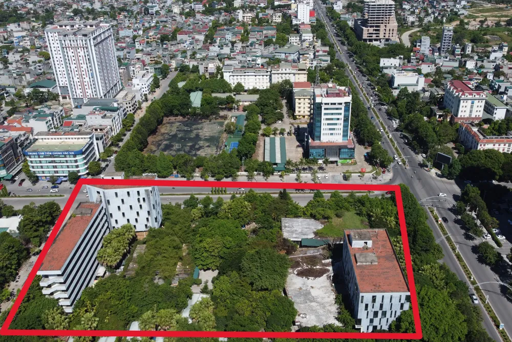 Dự án tọa lạc trên khu đất vàng của TP Thanh Hóa. Ảnh: ĐẶNG TRUNG Cưỡng chế dự án xây dừng trường học trên đất vàng ở Thanh Hóa - 2.JPG