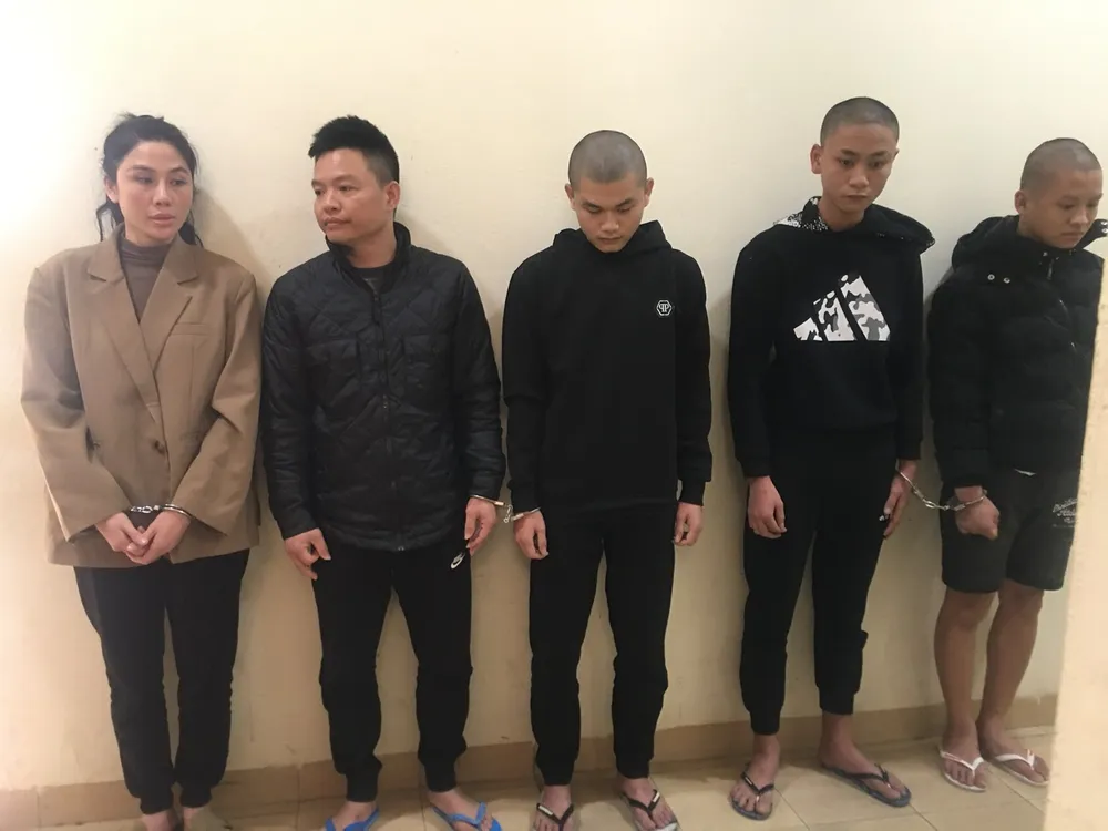 Tạm giữ hình sự chủ quán đánh đập người hát karaoke, ép viết giấy bán xe ô tô -.jpg