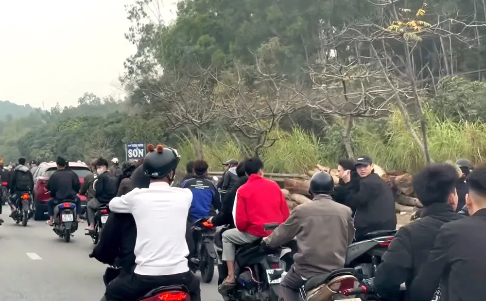 Cảnh sát giao thông vào cuộc vụ hàng chục thanh niên dàn hàng trên Quốc lộ 1A -2.jpg