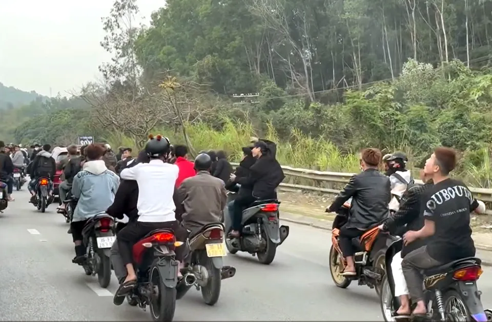 Cảnh sát giao thông vào cuộc vụ hàng chục thanh niên dàn hàng trên Quốc lộ 1A - .jpg