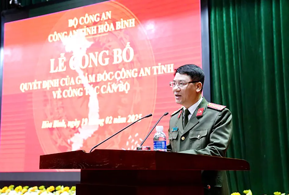 Công an tỉnh Hòa Bình công bố quyết định nghỉ công tác 26 cán bộ -.jpg