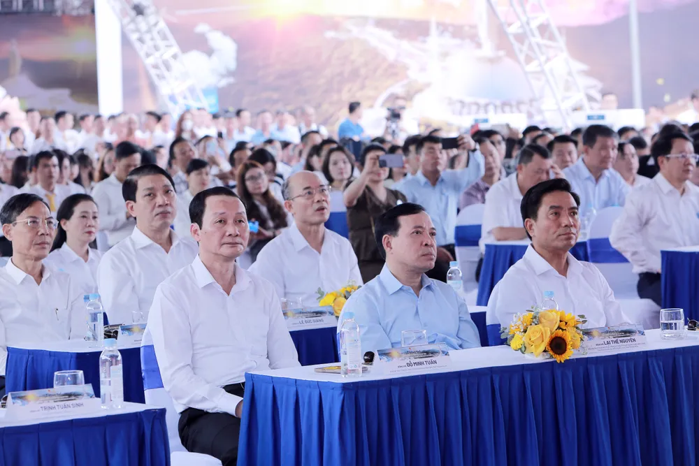 Lãnh đạo tỉnh Thanh Hóa cùng đông đảo người dân tham gia lễ khởi động thổ dự án. Ảnh: ĐẶNG TRUNG Thanh Hóa chính thức triển khai 'siêu dự' án tâm linh 35.000 tỉ đồng -.JPG