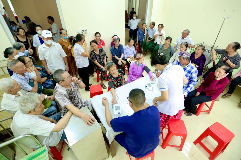 Tặng quà, tư vấn sức khỏe cho hàng trăm người dân, học sinh khó khăn ở Thanh Hóa -2.jpg