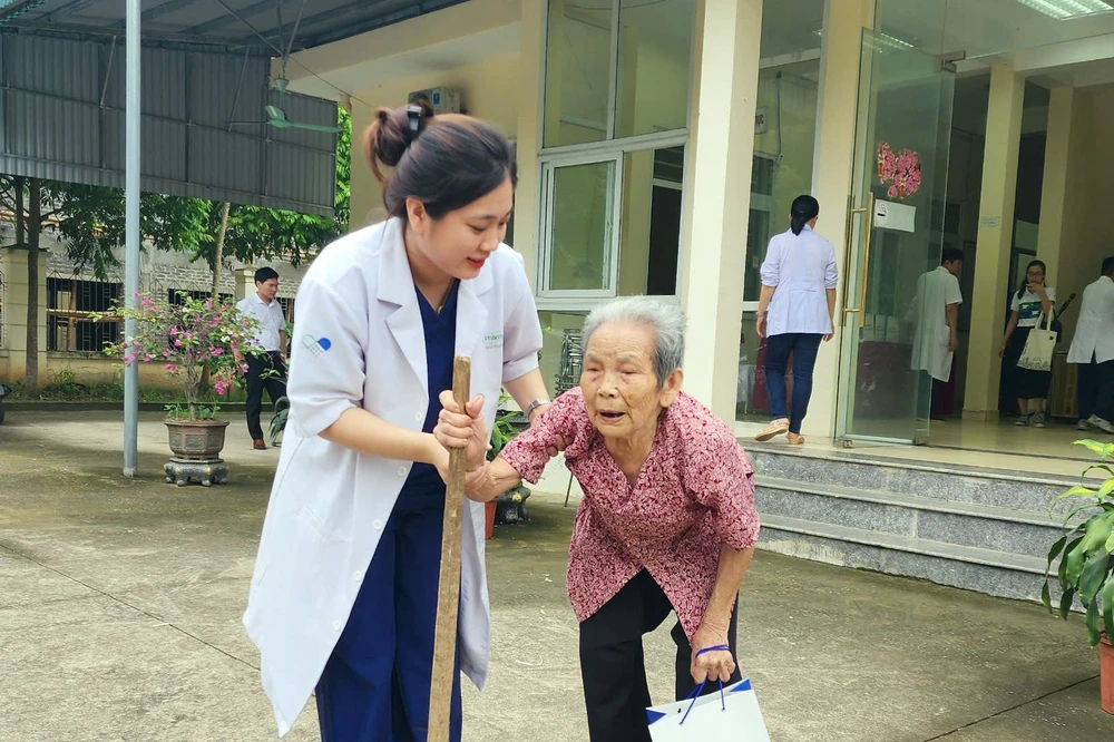Tặng quà, tư vấn sức khỏe cho hàng trăm người dân, học sinh khó khăn ở Thanh Hóa -3.jpg