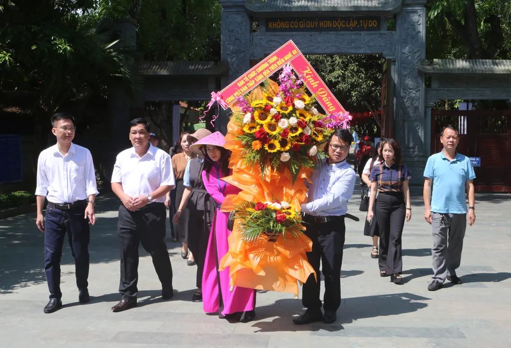 Đoàn công tác của báo Pháp Luật TP.HCM dâng hương tưởng niệm Chủ tịch Hồ Chí Minh tại Nghệ An -.JPG