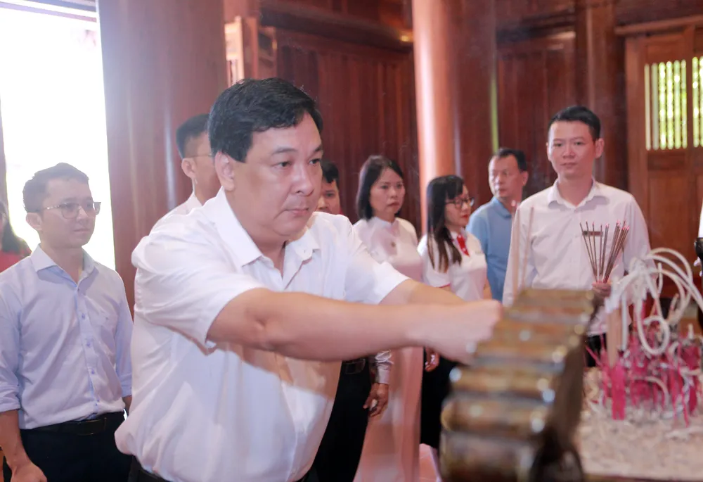 Đoàn công tác của báo Pháp Luật TP.HCM dâng hương tưởng niệm Chủ tịch Hồ Chí Minh tại Nghệ An -4.JPG