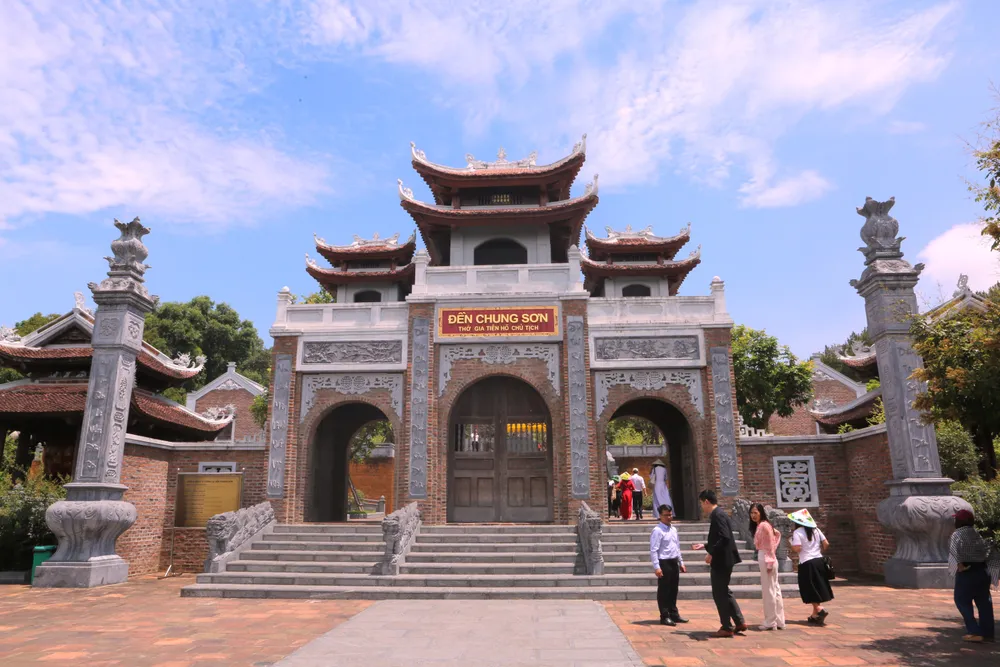 Đoàn công tác của báo Pháp Luật TP.HCM dâng hương tưởng niệm Chủ tịch Hồ Chí Minh tại Nghệ An -9.JPG