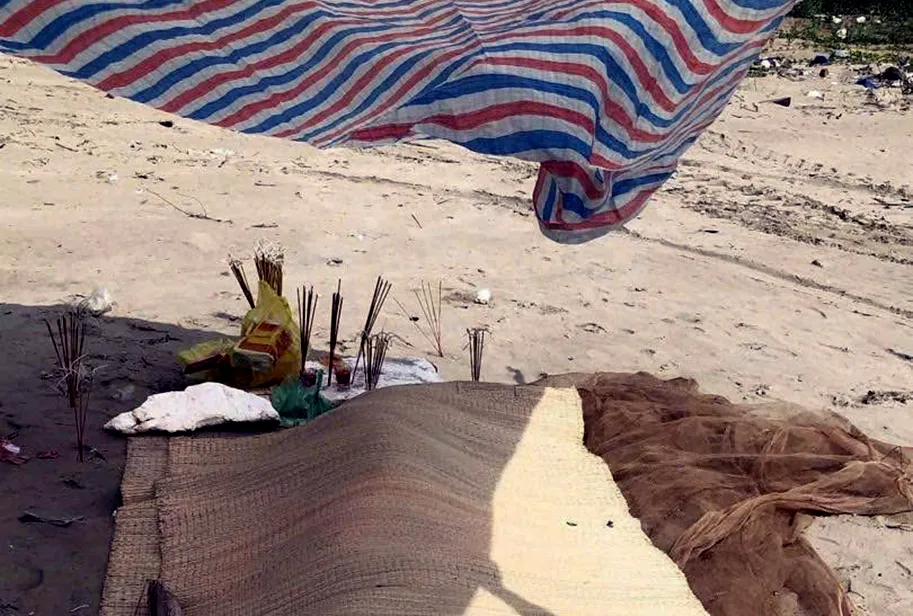 Phát hiện thi thể nam giới trôi dạt trên biển khoảng 20 tuổi ở Thanh Hóa -.jpg