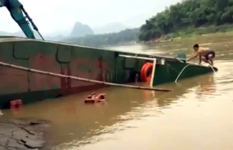Hiện trường vụ lật thuyền chở 10 học sinh trên sông Mã. Ảnh: NDCC Lật đò chở 10 học sinh qua sông Mã ở Thanh Hóa.jpg