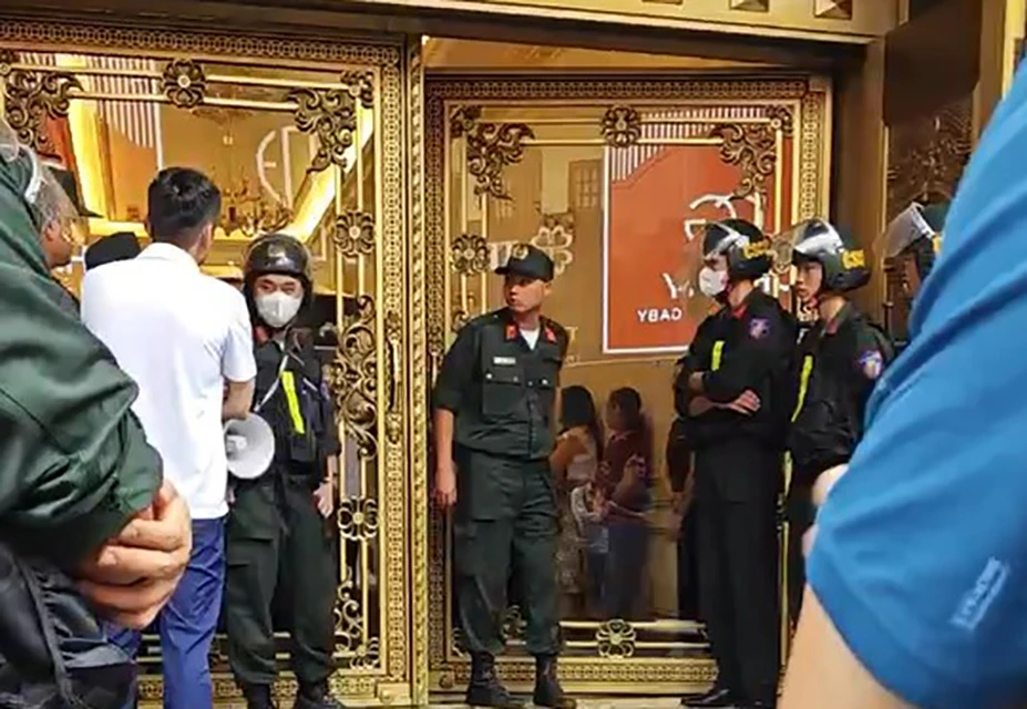 Cận cảnh Bộ Công an khám xét nhà đại ca giang hồ ở Thanh Hóa - 2.jpg