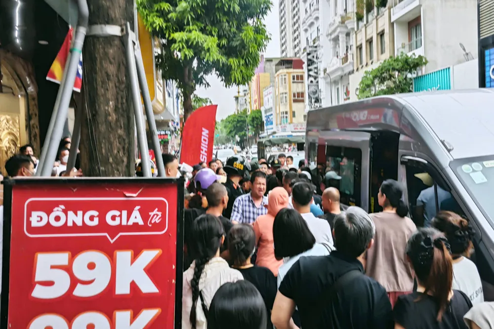 Có rất nhiều người dân hiếu kỳ theo dõi quá trình khám xét tại dinh thự của Tuấn 'thần đèn' trên phố Lê Hoàn sáng 26-5. Ảnh: ĐẶNG TRUNG