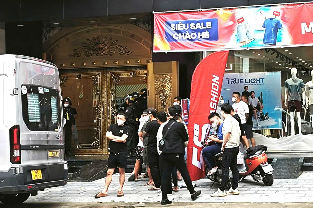 Cận cảnh Bộ Công an khám xét nhà đại ca giang hồ ở Thanh Hóa -5.jpg