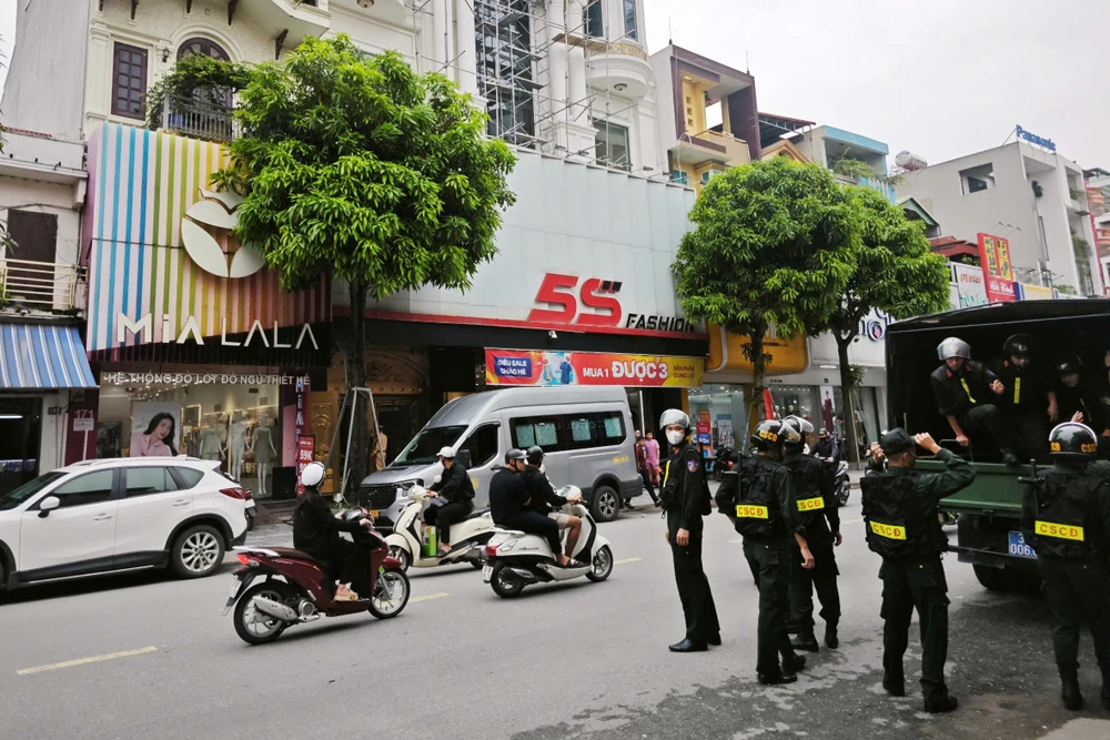 Cận cảnh Bộ Công an khám xét nhà đại ca giang hồ ở Thanh Hóa -8.jpg