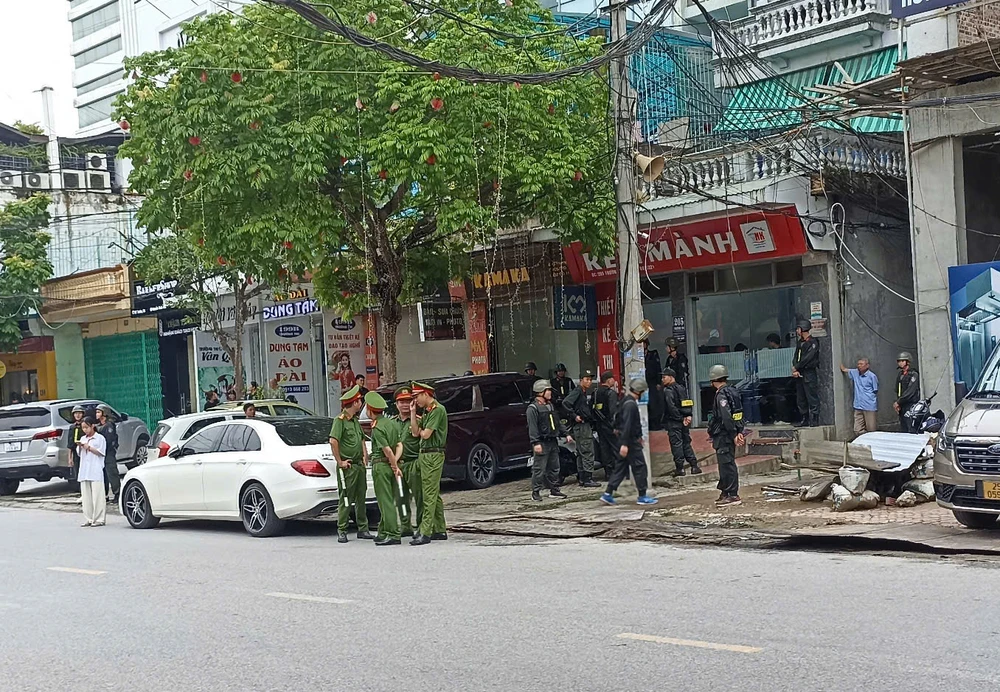 Cận cảnh Bộ Công an khám xét nhà đại ca giang hồ ở Thanh Hóa -9.jpg