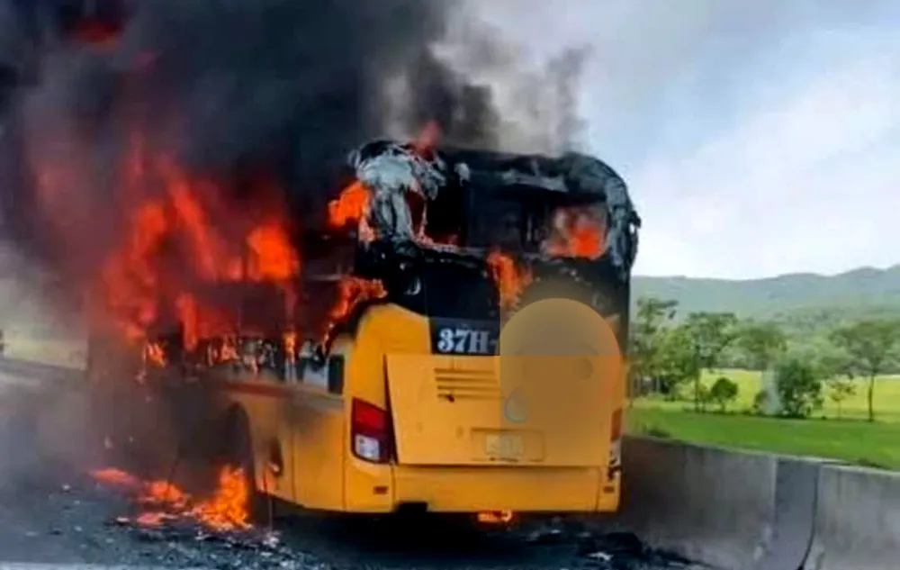 Xe khách bốc cháy dữ dội trên cao tốc Mai Sơn – Quốc lộ 45 - 5.jpg