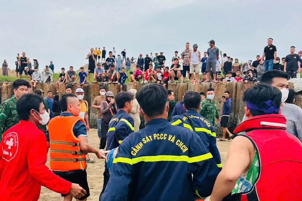 Tìm thấy thi thể cháu bé 6 tuổi bị sóng cuốn trôi trên biển Sầm Sơn - 6.jpg