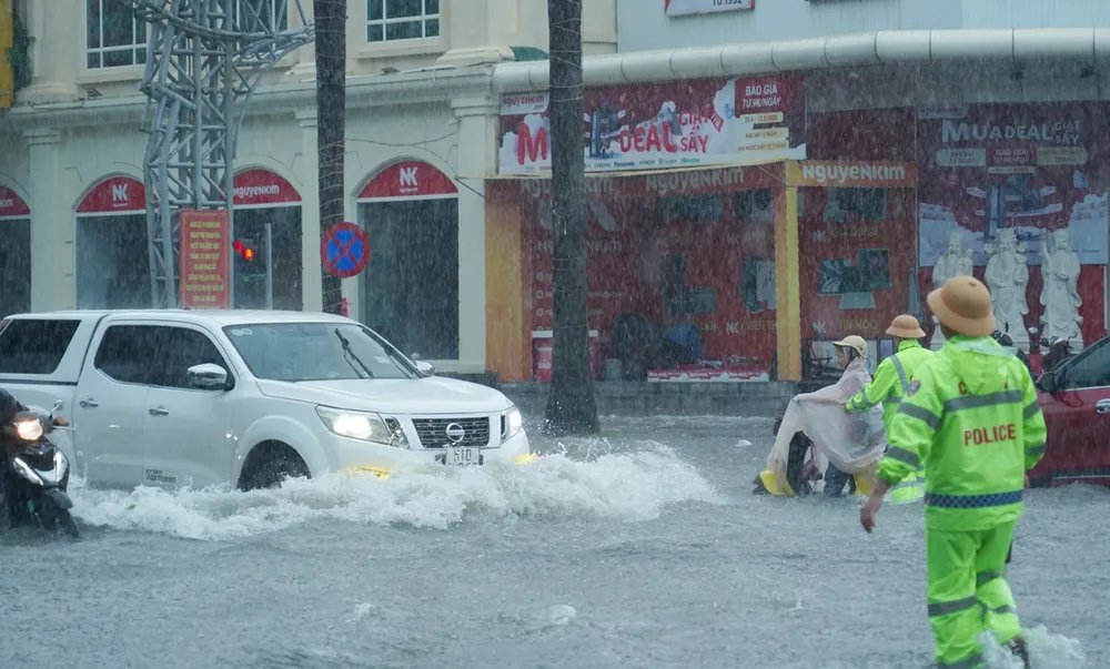 Hình ảnh CSGT Thanh Hóa bám đường, đẩy xe cho người dân trong bão số 3 -10.jpg