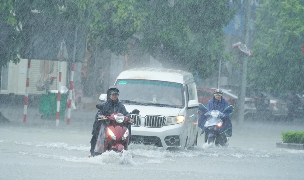 Hình ảnh CSGT Thanh Hóa bám đường, đẩy xe cho người dân trong bão số 3 -13.jpg