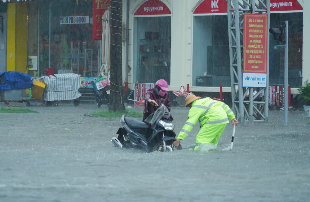 Hình ảnh CSGT Thanh Hóa bám đường, đẩy xe cho người dân trong bão số 3 -6.jpg