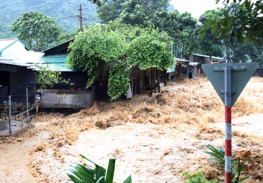 trung Lũ quét, sạt lở chia cắt nhiều tuyến đường ở xã miền núi Thanh Hóa -2.jpg