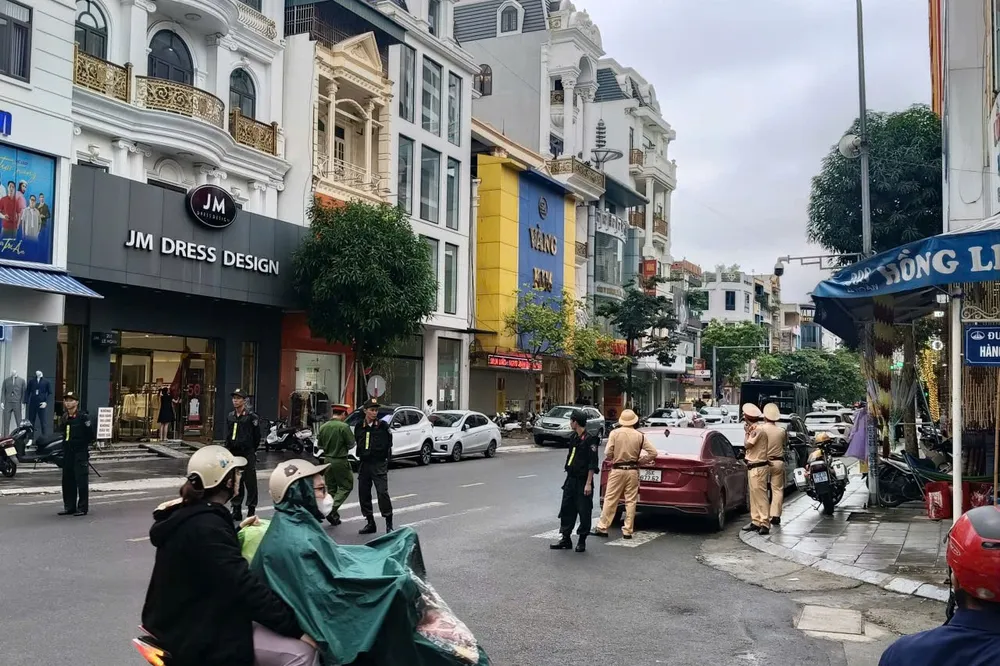 Hàng chục cảnh sát phong tỏa, xuất hiện trên phố tiệm vàng ở Thanh Hóa -10.jpg