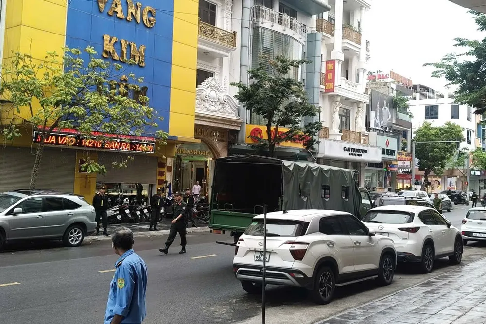 Hàng chục cảnh sát phong tỏa, xuất hiện trên phố tiệm vàng ở Thanh Hóa -6.jpg