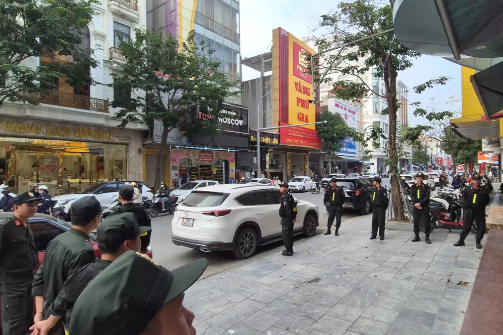 Toàn cảnh khám xét, bắt giam vợ chồng chủ tiệm vàng nổi tiếng ở Thanh Hóa - 5.jpg