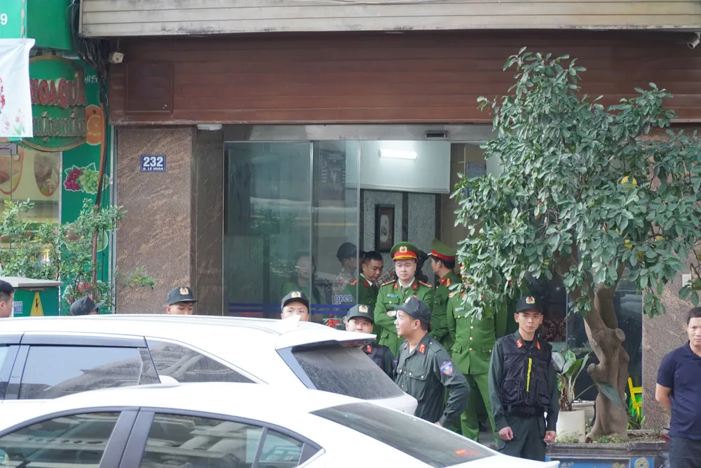 Toàn cảnh khám xét, bắt giam vợ chồng chủ tiệm vàng nổi tiếng ở Thanh Hóa - 6.jpg