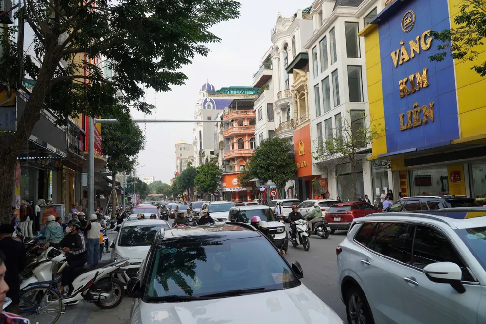 Toàn cảnh khám xét, bắt giam vợ chồng chủ tiệm vàng nổi tiếng ở Thanh Hóa - 8.jpg