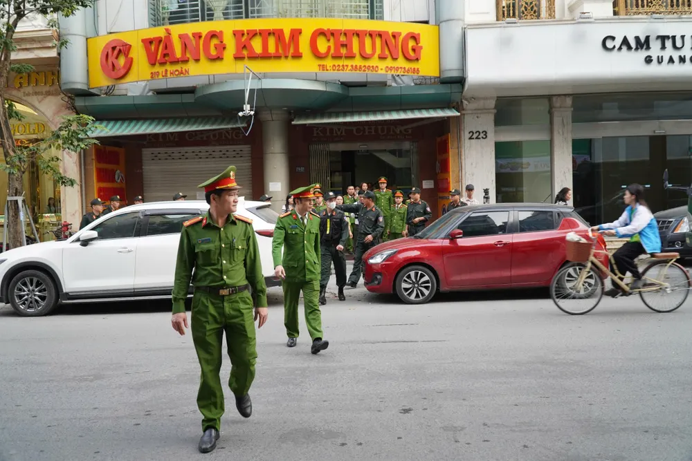 Toàn cảnh khám xét, bắt giam vợ chồng chủ tiệm vàng nổi tiếng ở Thanh Hóa - 9.jpg