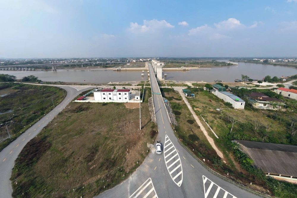 Toàn cảnh cây cầu ở Thanh Hóa xây xong, nhưng người dân vẫn phải đi đò -2.jpg