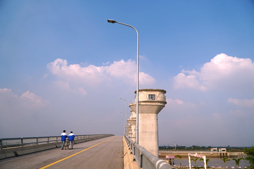 Toàn cảnh cây cầu ở Thanh Hóa xây xong, nhưng người dân vẫn phải đi đò -3.JPG