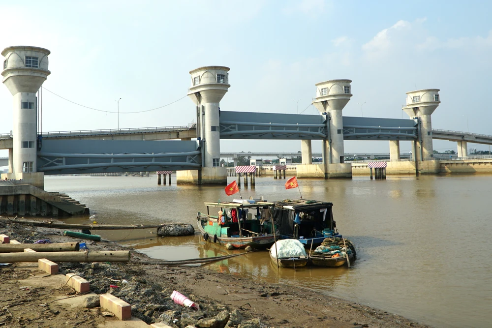 Toàn cảnh cây cầu ở Thanh Hóa xây xong, nhưng người dân vẫn phải đi đò 5.JPG