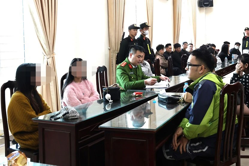 Kiểm tra hai quán bar ở Ninh Bình, bắt giữ nhiều đối tượng sử dụng ma túy-1.jpg