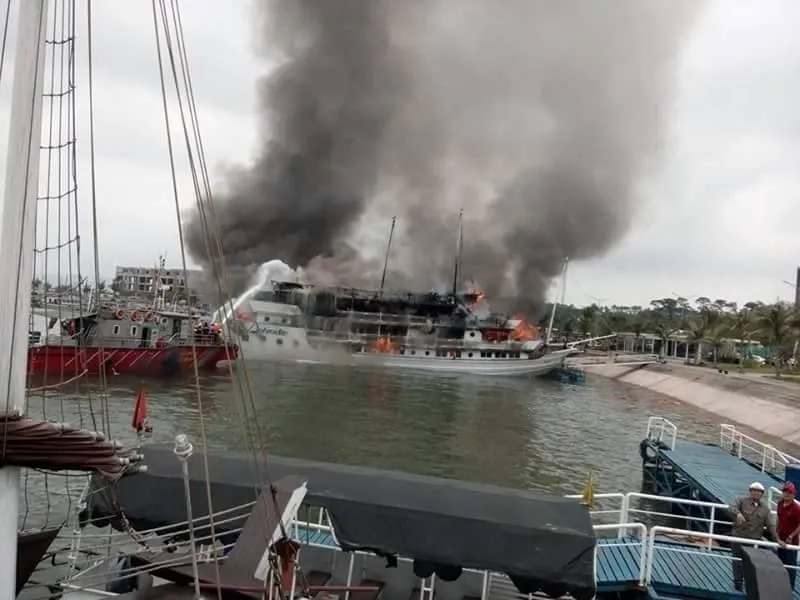 Du thuyền hạng sang bốc cháy, hành khách hoảng loạn lao xuống biển ảnh 1 Du thuyền hạng sang bốc cháy, hành khách hoảng loạn lao xuống biển ảnh 1