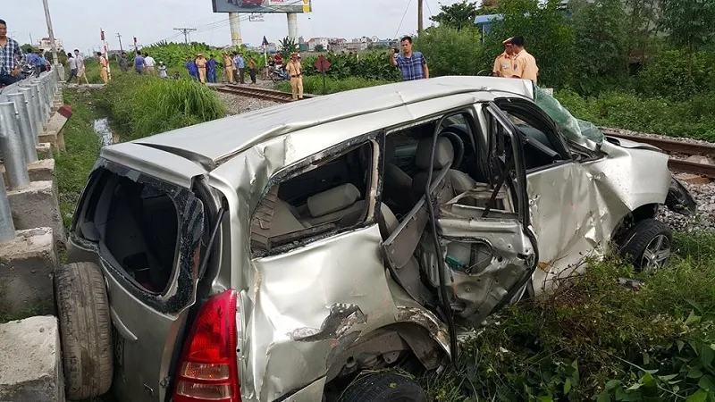 tàu hỏa hất tung xe 7 chỗ