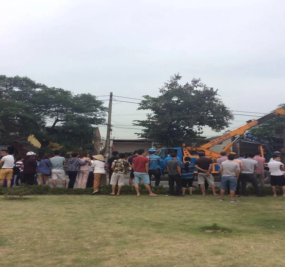 đâm bốn nhà dân