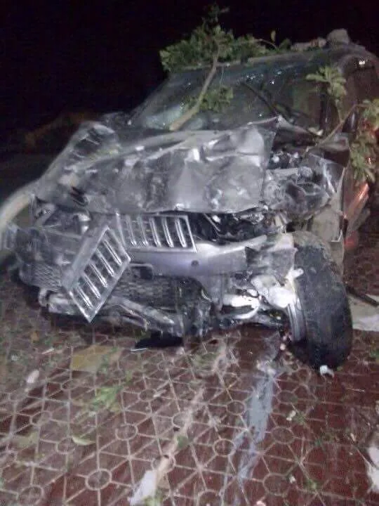 Chiếc xe gây tai nạn nát bét được bỏ lại hiện trường