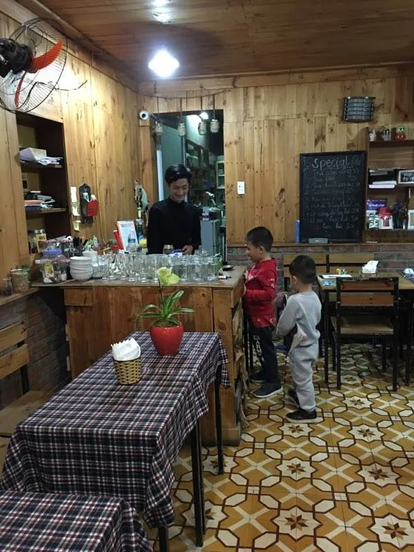 Bé 5 tuổi xin làm thêm kiếm tiền mua hoa tặng mẹ ảnh 1