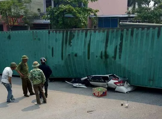 Xe container đè nát ô tô, hai người tử vong ảnh 1