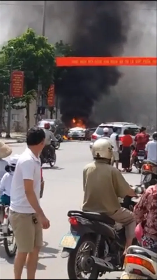 Hiện trường lúc xảy ra vụ nổ taxi (ảnh internet)